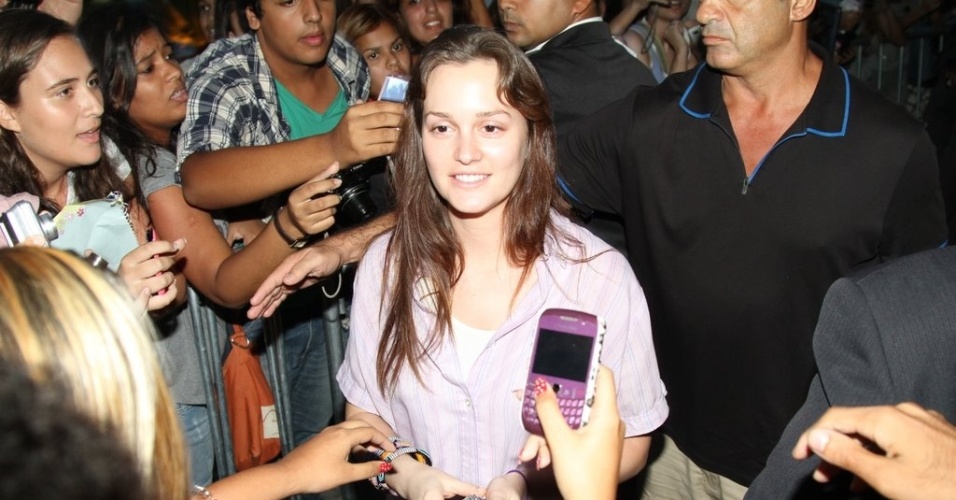 Leighton Meester causa tumulto na porta do hotel onde está hospedada na zona sul do Rio (13/4/2012)