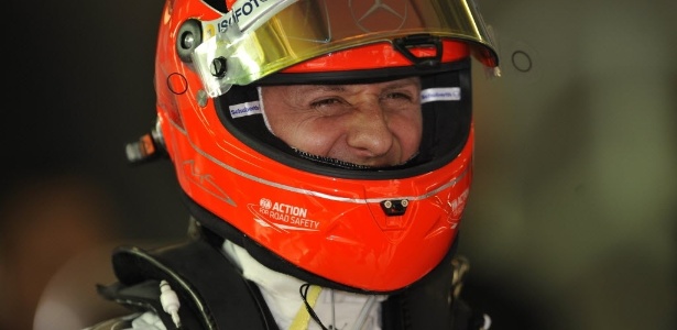 Líder do dia, Michael Schumacher sorri durante treinos livres para o GP da China - Peter Parks/AFP