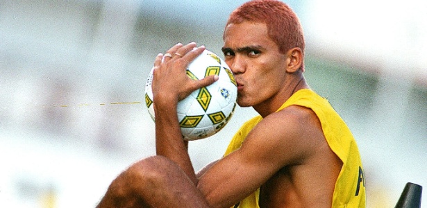 Na reta final do Brasileirão de 1995, Giovanni, no Santos, pintou o cabelo de vermelho - Arquivo/Folhapress