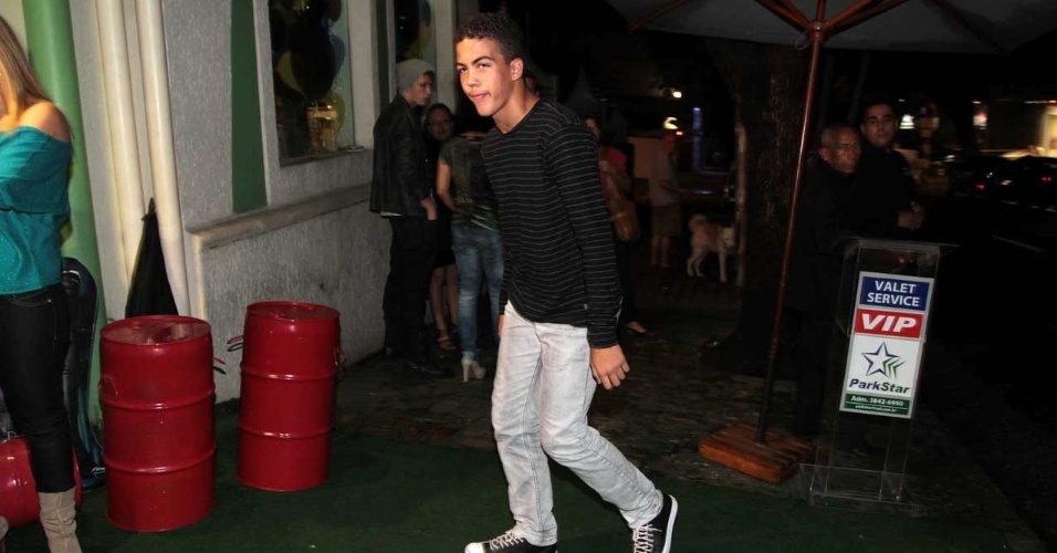 Ronald, filho de Ronaldo com Milene Domingues, chega à festa do irmão (13/4/2012)