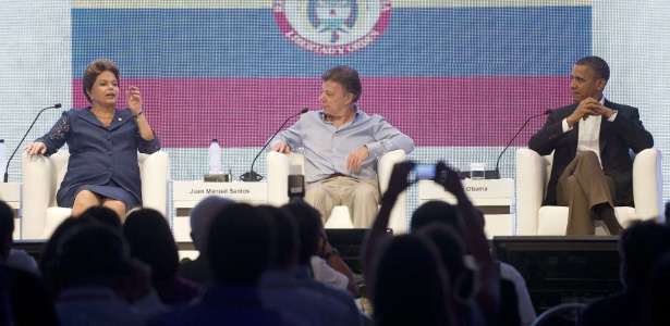 A presidente Dilma Rousseff participa da 6ª Cúpula das Américas em Cartagena, na Colômbia, ao lado do colega norte-americano Barack Obama (à dir.) e do colombiano Juan Manuel Santos (centro)