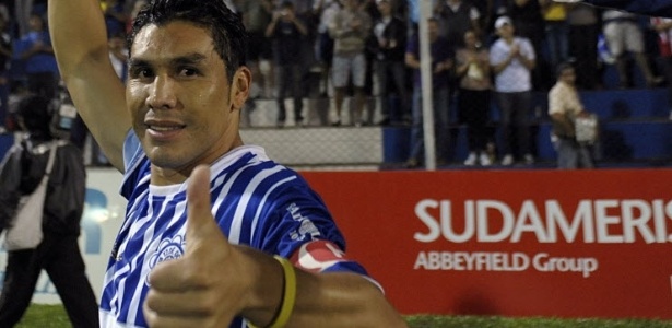 Cabañas, que sofreu um tiro na cabeça há 2 anos, fez seu 1º jogo profissional em abril - Norberto Duarte/AFP