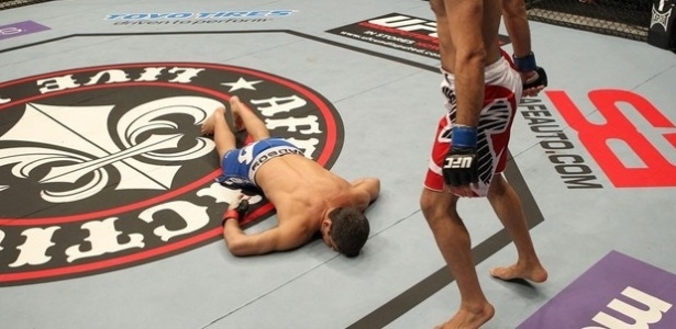 Brasileiro Paulo Thiago fica estirado no octógono após nocaute contra Bahadurzada - UFC/Divulgação
