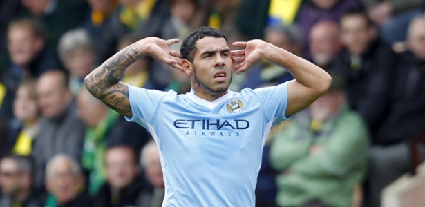 Tevez comemora um de seus três gols na vitória por 6 a 1 sobre o Norwich - AFP