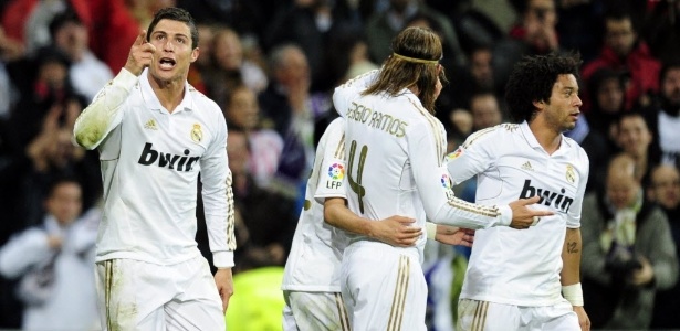 Cristiano Ronaldo (esq.) fez um dos gols da vitória de virada do Real sobre o Gijón - AFP PHOTO/JAVIER SORIANO