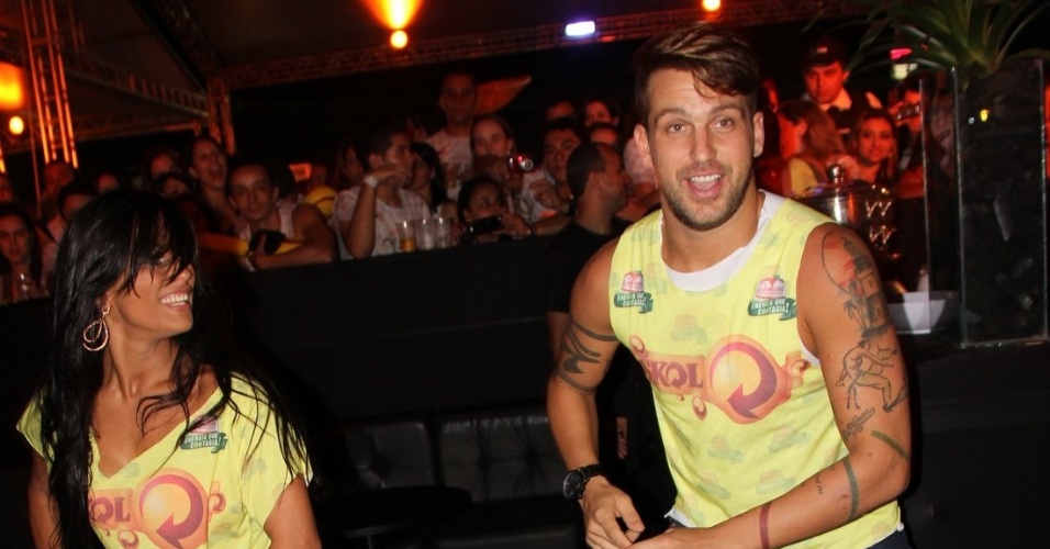 Ex-BBBs Kelly e Diogo Pretto dançam passos de axé durante o Axé Brasil