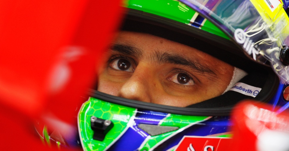 Felipe Massa se concentra no cockpit da Ferrari durante treino para o GP da China; brasileiro vai largar em 12º