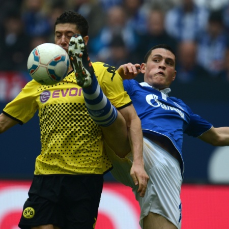 Kyriakos Papadopoulos, do Schalke, ergue o pé de forma exagerada na tentativa de tirar a bola de Robert Lewandowski, do Borussia, em 2012 - AFP