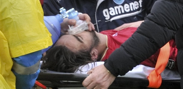 Morosini é retirado de maca do campo após sofrer parada cardíaca na Itália - AP