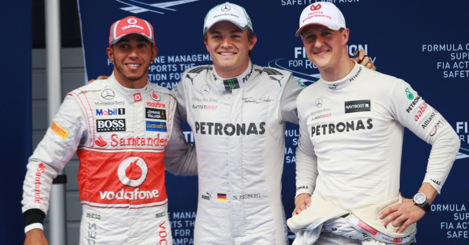 Nico Rosberg comemora sua primeira pole da carreira ao lado do companheiro Michael Schumacher, que val largar em segundo no GP da China; Lewis Hamilton foi o vice-líder do treino, mas cumpre punição e larga em sétimo