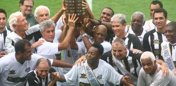 Pelé tira foto com veteranos do Santos na festa do centenário com taça da Libertadores - Alex Almeida/UOL