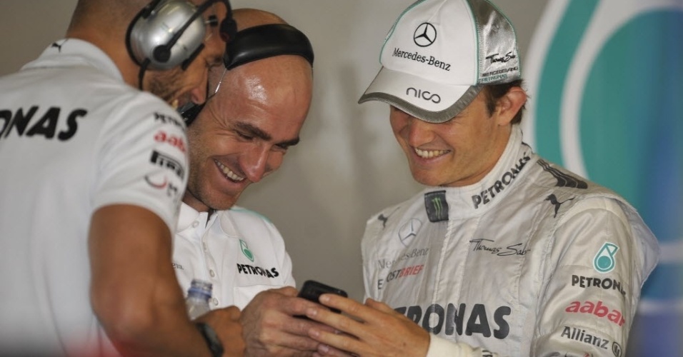 Pole na China, Nico Rosberg dá risada com engenheiros da Mercedes antes do treino de classificação