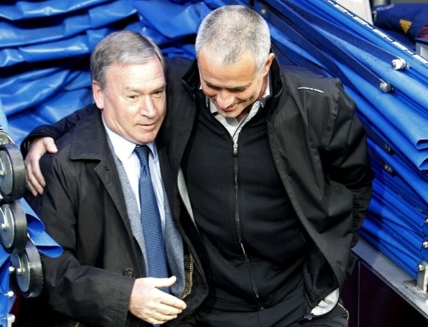 Técnico do Real Madrid, José Mourinho (d) abraça Javier Clemente (e), técnico do Sporting Gíjon