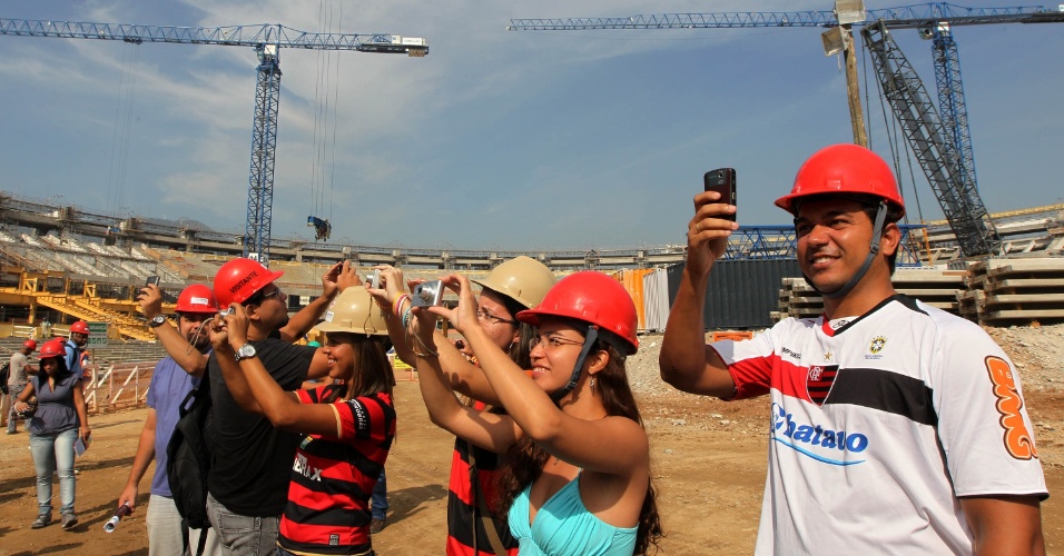 Visitantes acompanham primeira visita pública às obras do Maracanã (14/04/2012)