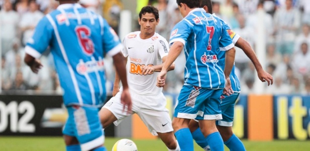Ganso, do Santos, domina a bola cercado por jogadores da Catanduvense - Fernando Donasci/UOL