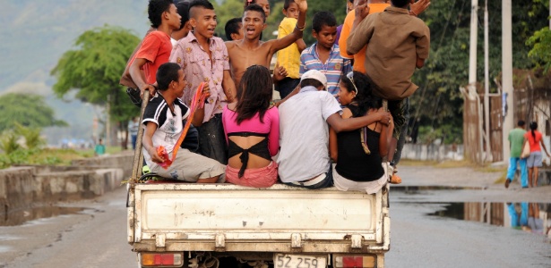 Jovens em caminhão em Dili, no Timor Leste - Sonny Tumbelaka/AFP