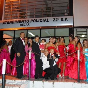  Alunos e familiares que participariam de um baile de formatura em Guarulhos em frente ao 22ª DP, após a não realização da festa, na noite do dia 14 de abril  - Helio Torchi/Futura Press