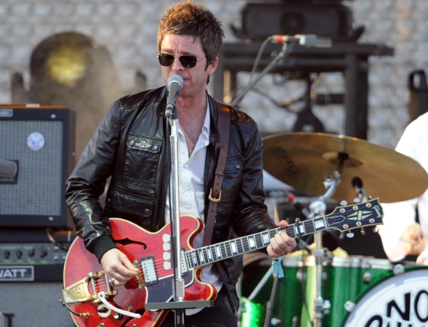 Noel Gallagher se apresenta com sua banda, o High Flying Birds, no Coachella Valley Music and Arts Festival, em Indio, Califórnia(14/4/12) - Kevin Winter/Getty Images 