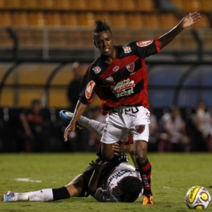 Roger, do Oeste, em ação em jogo contra o Corinthians; atacante passou mal hoje em Itápolis - Fabio Braga/Folhapress