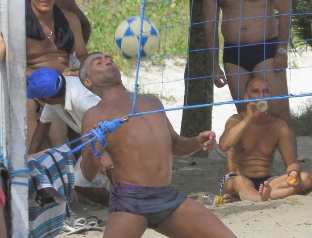 Romario joga futevolei na praia do Pepe, na Barra da Tijuca (RJ) (15/4/12)