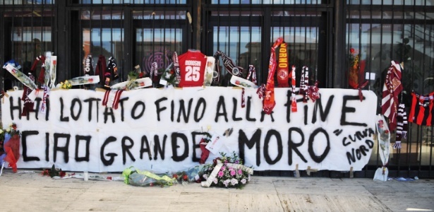 Torcedores do Livorno prestaram homenagem a Morosini, morto no sábado - Getty Images