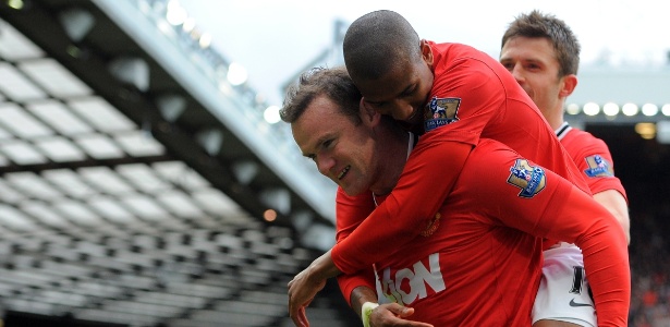 Wayne Rooney é abraçado após abrir o placar para o United diante do Aston Villa - AFP