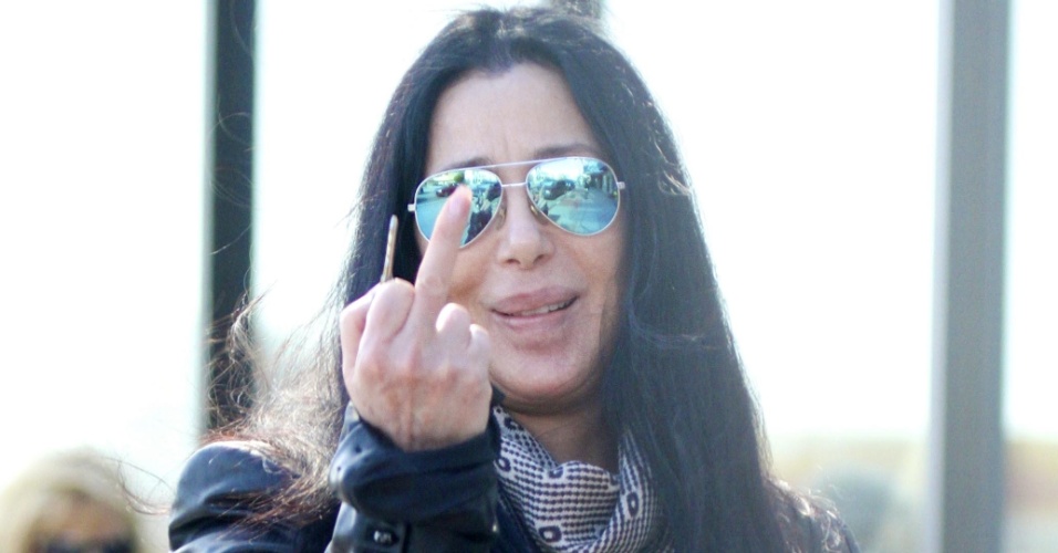 A cantora Cher mostra o dedo médio para fotógrafos enquanto faz compras em Santa Monica, Califórnia (16/4/12)