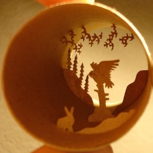 A ilustradora e artista plástica francesa Anastassia Elias cria cenários em miniatura com recortes colados dentro de rolos de papel. Acima, uma cena de vida selvagem - Anastassia Elias
