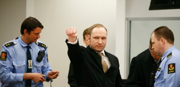 Anders Behring Breivik levanta o punho ao chegar à corte para o primeiro dia de julgamento em Oslo - Fabrizio Bensch/Reuters