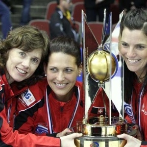 Ao lado das companheiras de equipe, Carmen Schaefer celebra o título mundial de curling, em 2012 - Divulgação