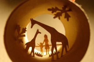 Ao longo do tempo, os rolos foram divididos em séries por temas, como esportes, natureza e profissões. Na imagem, mãe e filha observam girafas em um zoológic - Anastassia Elias