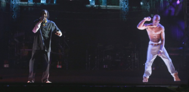 Apresentao de Snoop Dogg ( esquerda) com o holograma de Tupac Shakur no festivel Coachella (15/4/12)