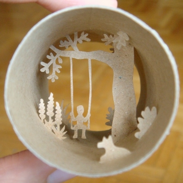 As imagens são fotografadas contra a luz e em diferentes ângulos, para dar mais realismo às cenas. Na foto, a cena de uma criança no balanço vista sob luz diurna direita mostra o verdadeiro aspecto da colagem - Anastassia Elias