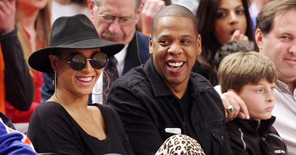 Beyoncé e o marido, Jay-Z, assistem ao jogo do Miami Heat contra o New York Knicks,no Madison Square Garden em Nova York (15/4/12)