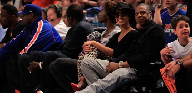 Beyoncé (óculos e chapéu) e Jay-Z acompanharam de perto Heat e Knicks pela NBA - Chris Trotman/Getty Images/AFP 