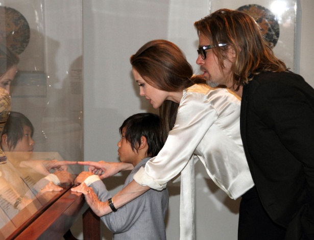 Brad Pitt e Angelina Jolie estão noivos após sete anos de relacionamento (13/4/12)