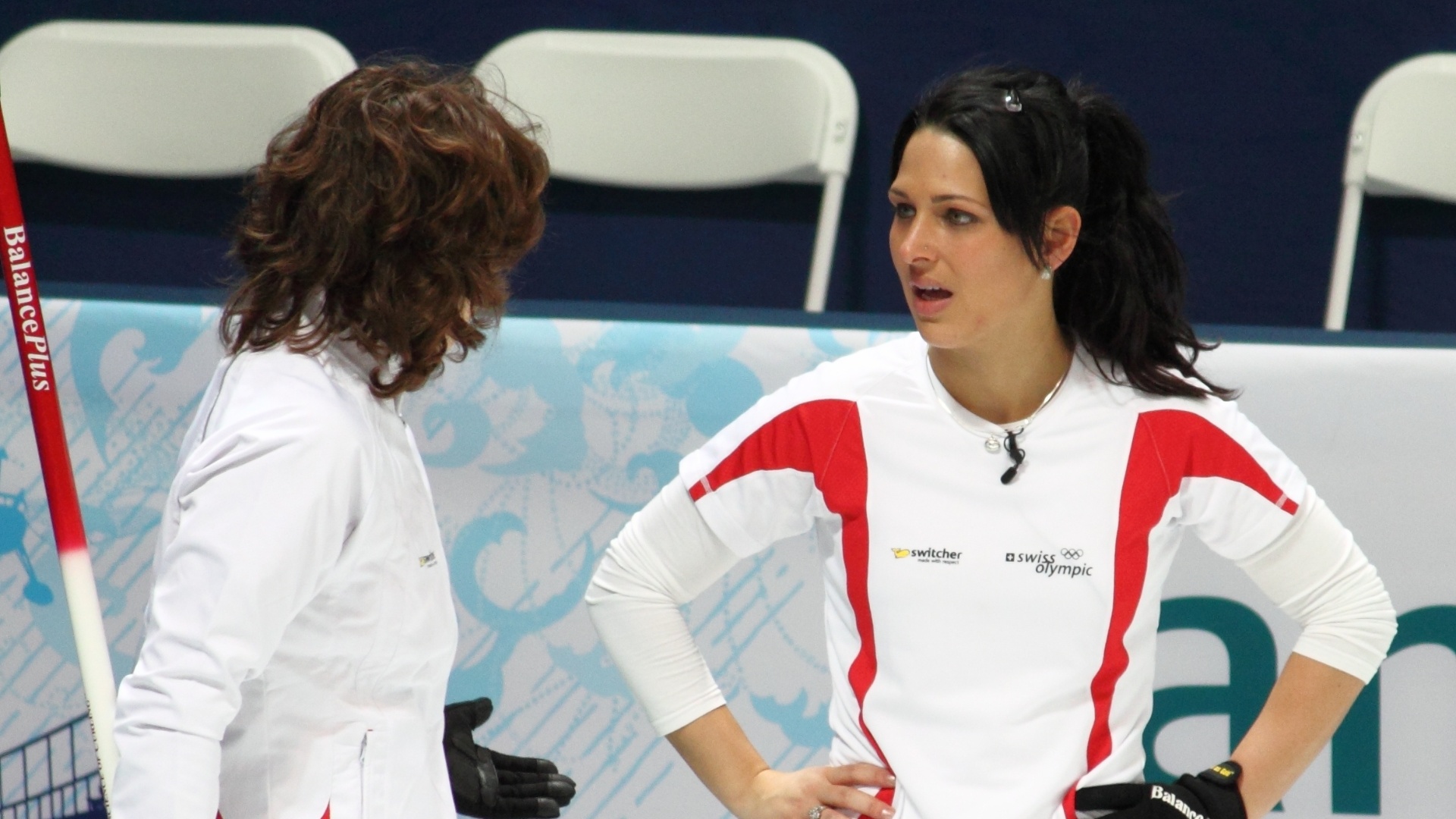 Carmen Schaefer conversa com colega de seleção em partida de curling - REUTERS/Andy Clark