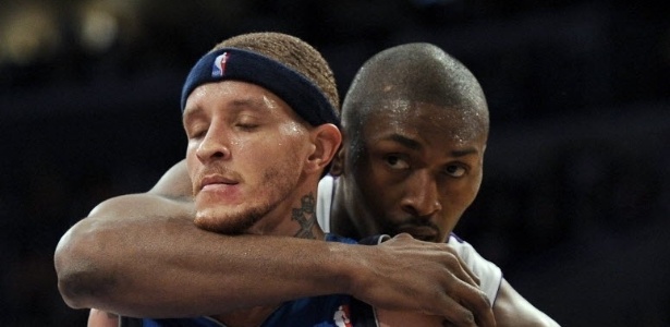 Delonte West (esq.) deve ser dispensado pelos Mavs após ser suspenso pela 2ª vez - Harry How/Getty Images/AFP