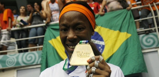 Hooker exibe a medalha de campeã da Superliga após a vitória do Sollys/Nestlé no Rio - Alexandre Arruda/CBV