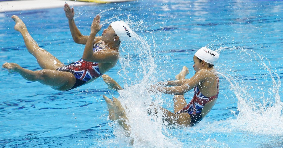 Equipe japonesa de nado sincronizado durante treino no Centro Olímpico de Acquatics em Stratford