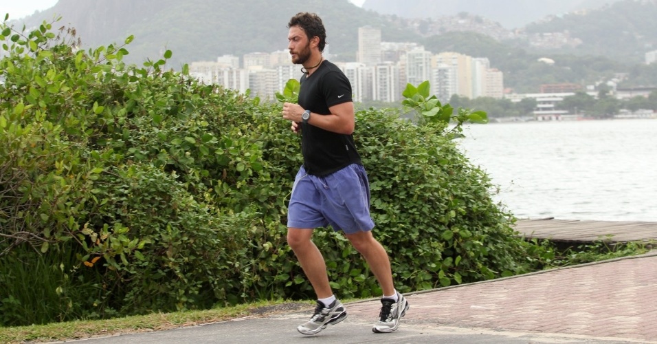 Gabriel Braga Nunes corre pela orla da Lagoa Rodrigo de Freitas, zona sul do Rio (16/4/2012)