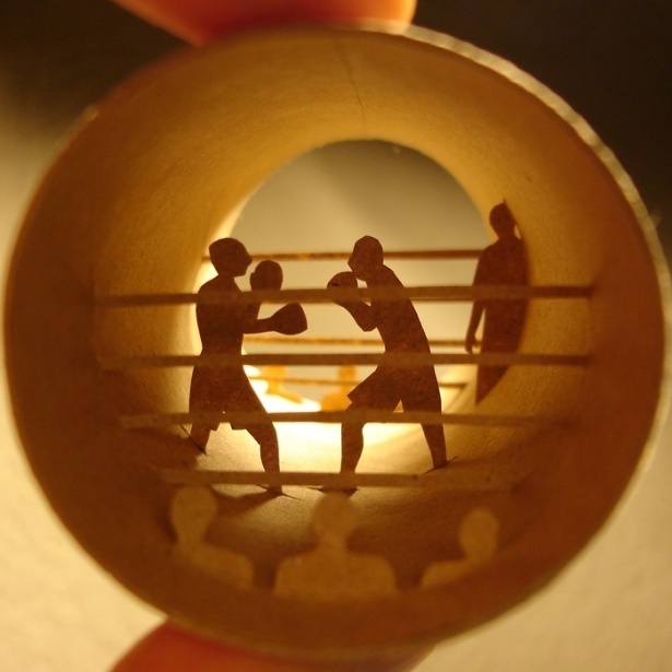 O projeto teve início há três anos, quando a parisiense decidiu reaproveitar um rolo de papel higiênico vazio. Na imagem, uma luta de boxe - Anastassia Elias