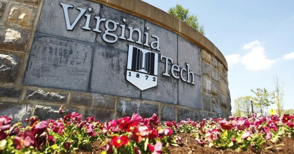 Placa no campus da universidade Virginia Tech em Blacksburg (EUA), que nesta segunda-feira (16) lembra o 5º aniversário de um massacre de 32 pessoas
