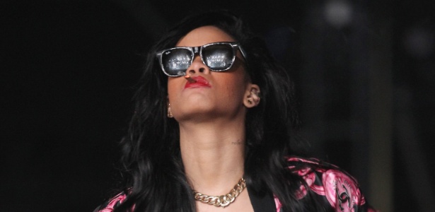 Rihanna se diverte na plateia do Coachella e aparece fumando no festival (15/4/12)