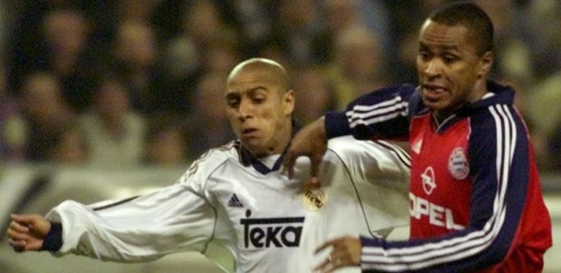 Roberto Carlos (esquerda) e Paulo Sérgio disputam bola em confronto Real x Bayern