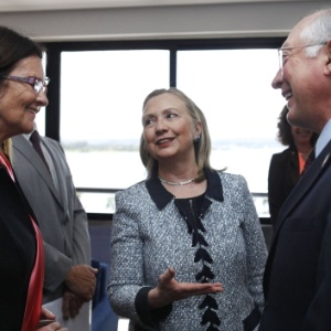 A secretária de Estado dos EUA, Hillary Clinton (centro), apresenta a presidente da Petrobras, Maria das Graças Foster ao secretário do Interior americano, Ken Salazar, durante visita a Brasília - Jacquelyn Martin/Reuters
