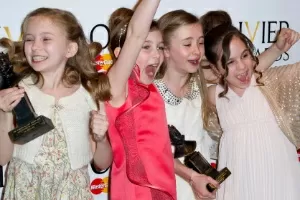 Sophia Kiely, Eleanor Worthington Cox, Kerry Ingram e Cleo Demetriou comemoram prêmio de melhor atriz por musical "Matilda" (15/4/12) - AP