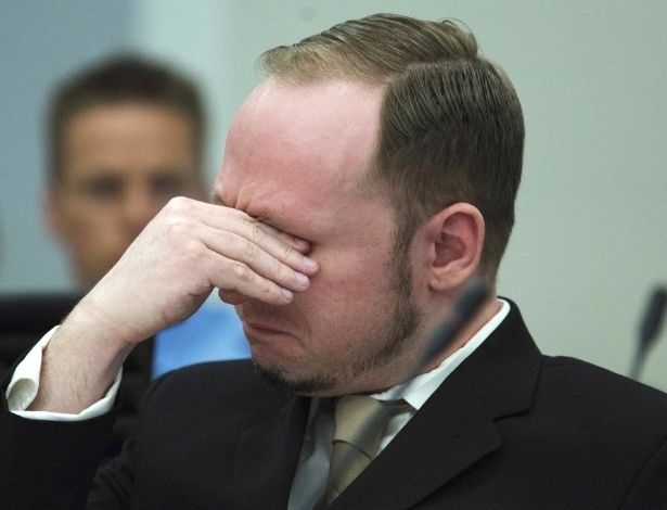 Ultradireitista Anders Breivik chora durante seu julgamento na corte da capital do país, Oslo