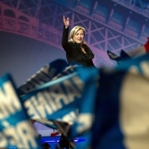 Marine Le Pen, do partido de extrema direita francês Frente Nacional, discursa para militantes em Paris - Bertrand Langlois/AFP