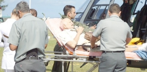 O turista argentino Juan Goldwaser, 76, é resgatado por um helicóptero da Marinha após passar mal - Divulgação/Marinha do Brasil